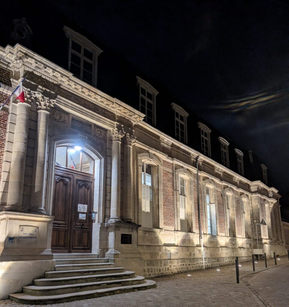 Cindy Denimal, conseillère en immobilier indépendante, participant au forum des métiers à Ham pour présenter son métier et inspirer les collégiens.
